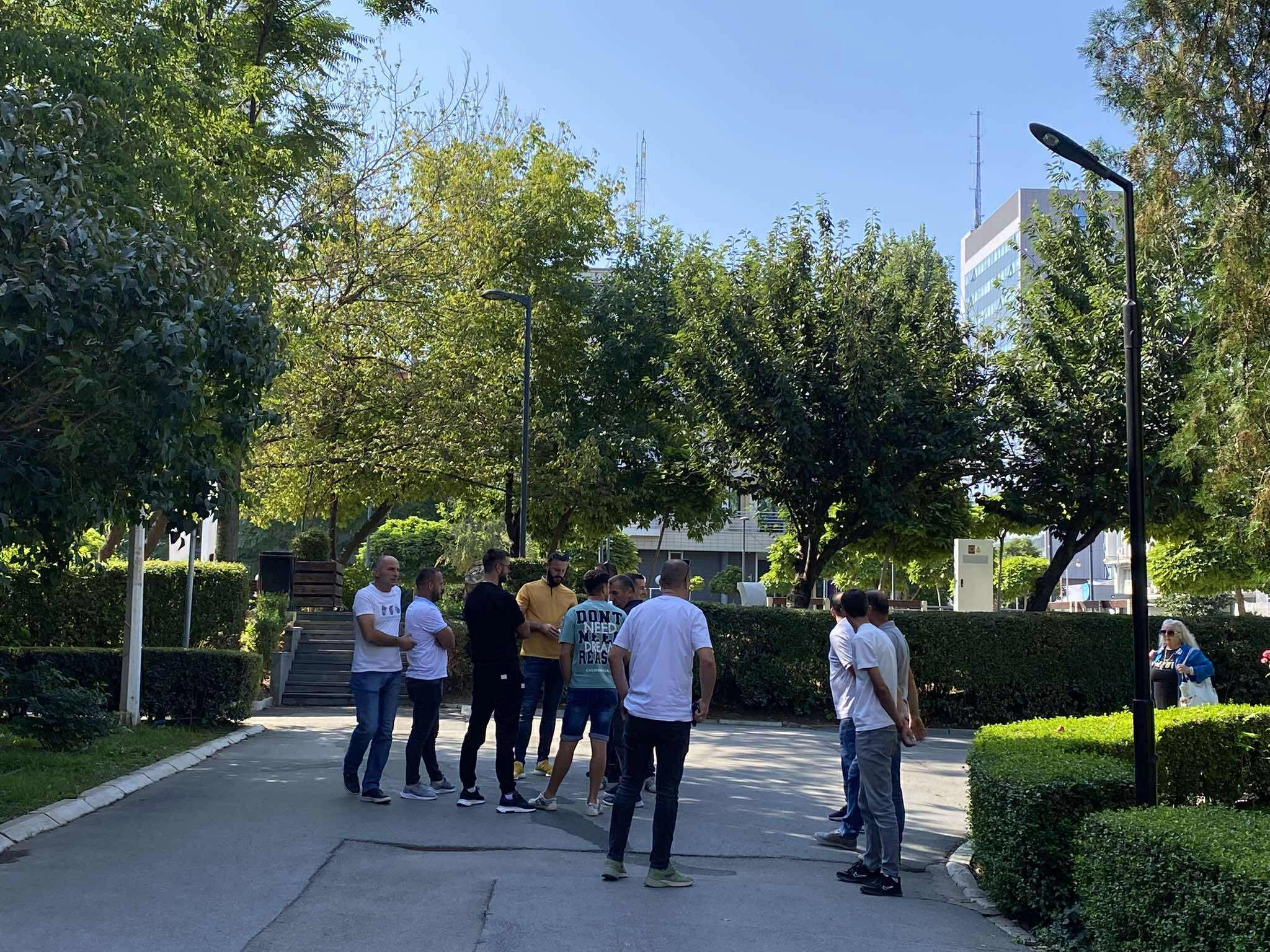 Prevozniki iz Podujeve protestirajo v Prištini zaradi prepovedi vračanja avtobusov pri mošeji