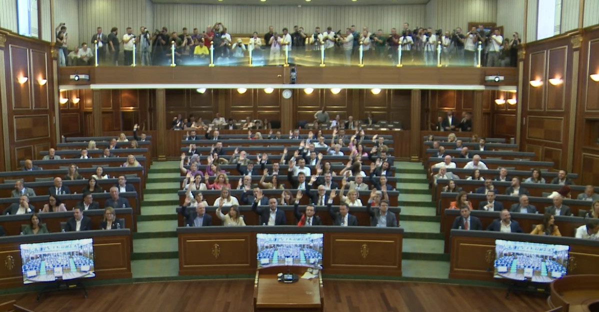 Deputetët e LVV-së s’largohen nga Qeveria as pasi e shpallën të konstituuar Kuvendin