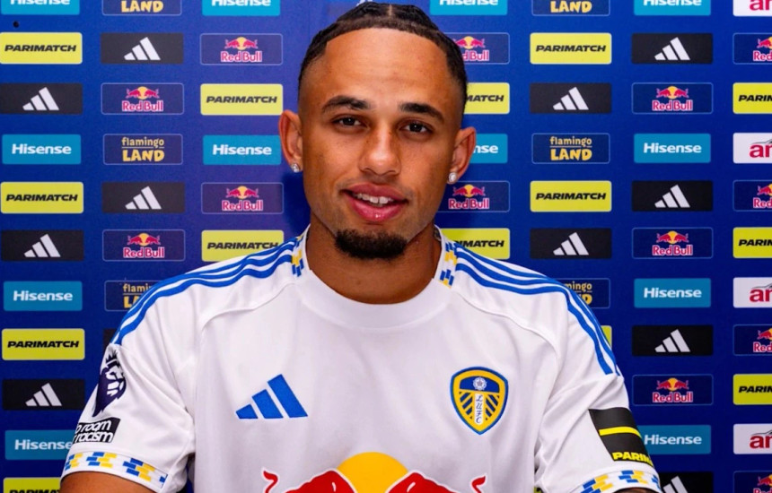 Noah Okafor me fanellë të Leeds United