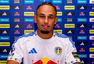 Noah Okafor me fanellë të Leeds United