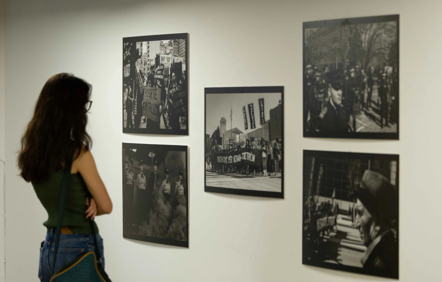 Ekspozita tregon se fotografia nuk është vetëm një akt estetik, por edhe një mjet për të ndalur kohën dhe për ta parë atë me një sy tjetër