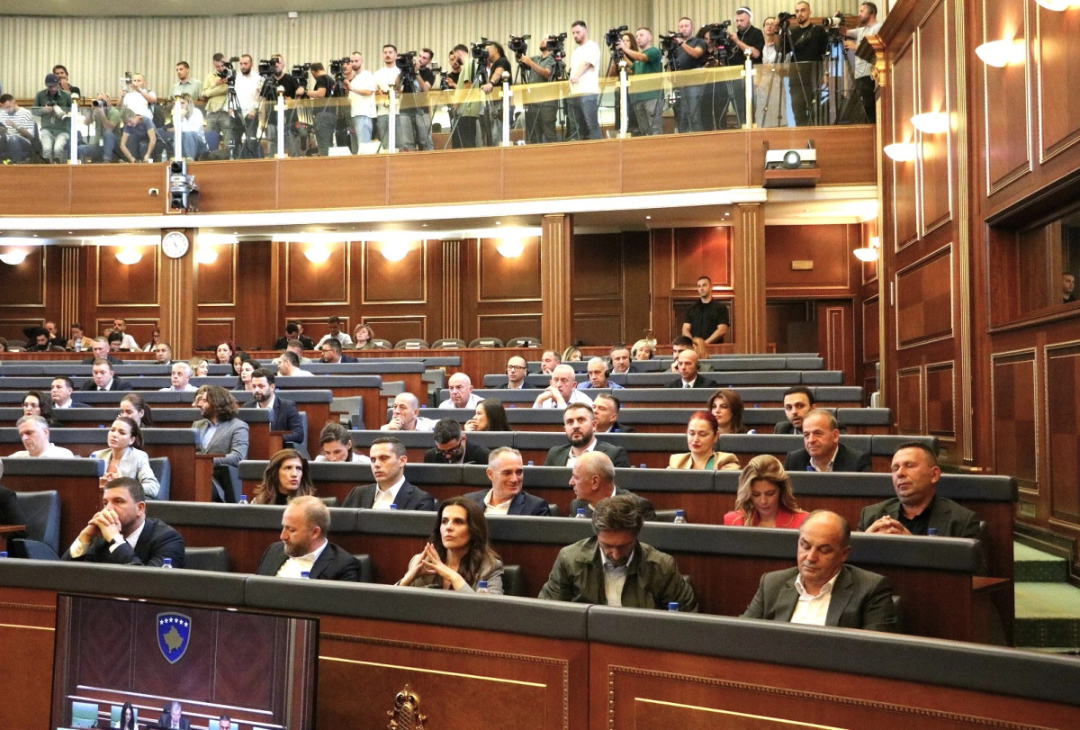 PDK ja  ia rrëmben  një ulëse LDK së