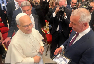 Quni ia dhuron Papa Leonit pikturën e Ibrahim Rugovës