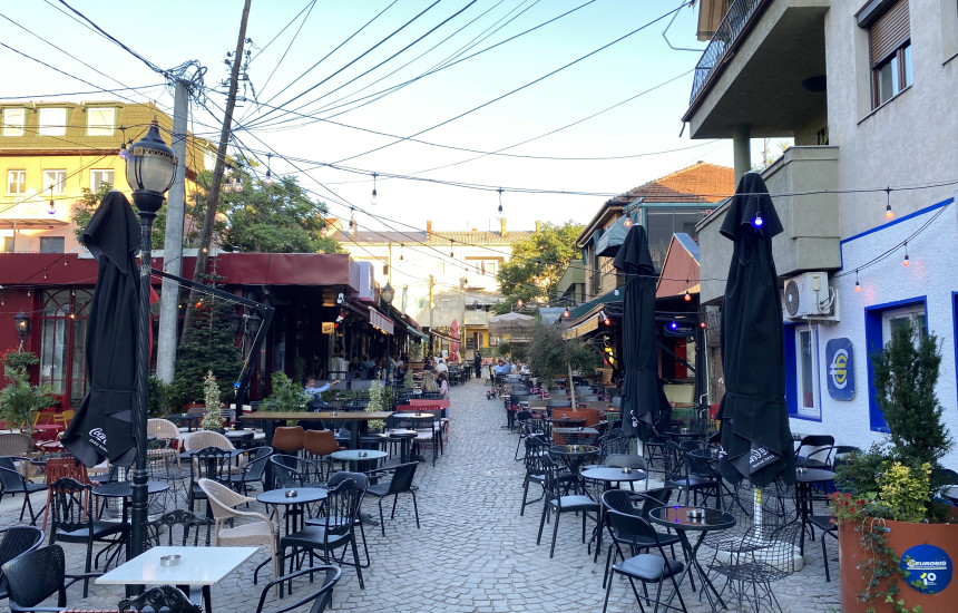 ...ajo nuk ishte vetëm vend, por ishte gjendje reale. Një vend që nuk fle, një kohë që ikën, një miqësi që nuk kërkon më shumë sesa të jesh aty. Në heshtje, me një gotë verë, një qofte, një puro