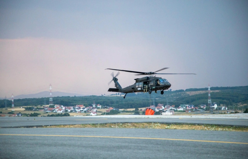 Helikopteri i KFOR-it duke ndihmuar në shuarje të zjarreve