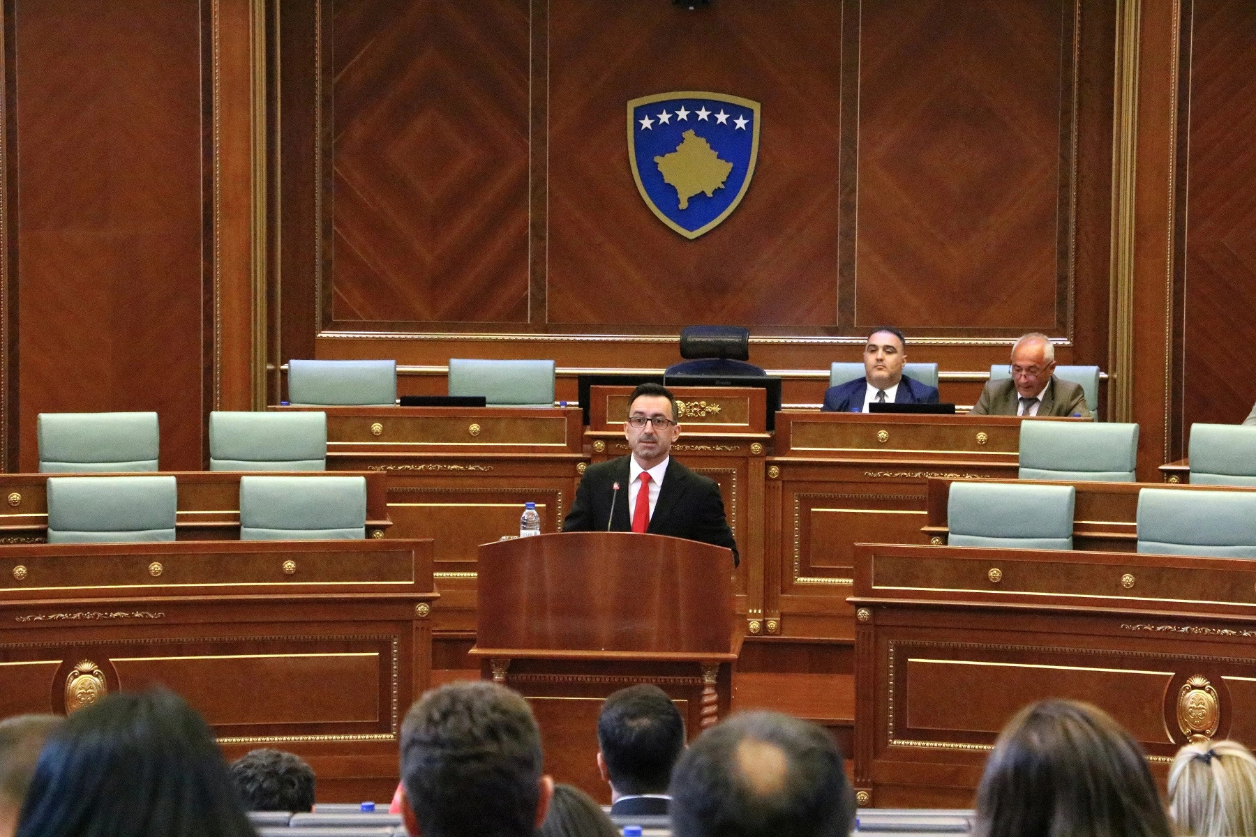 Basha pranon vendimin e Kushtetueses, autorizon administratën ta shpërndajë të deputetët