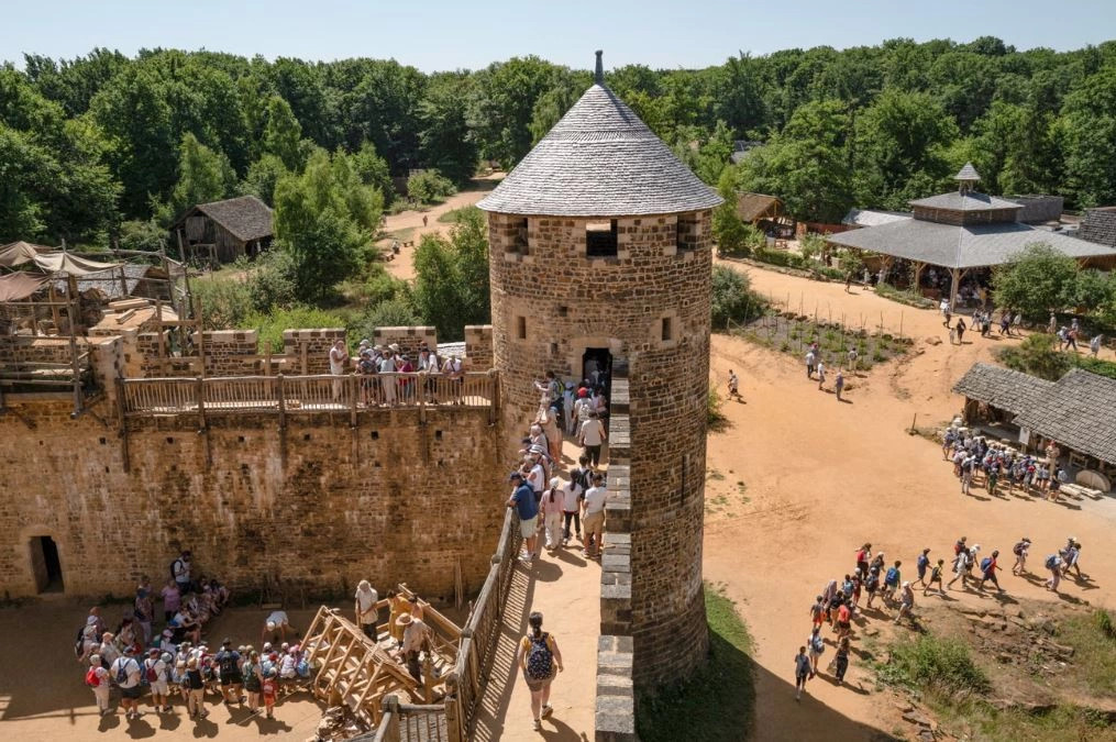 The French build a medieval-style castle with manual labor - KOHA.net