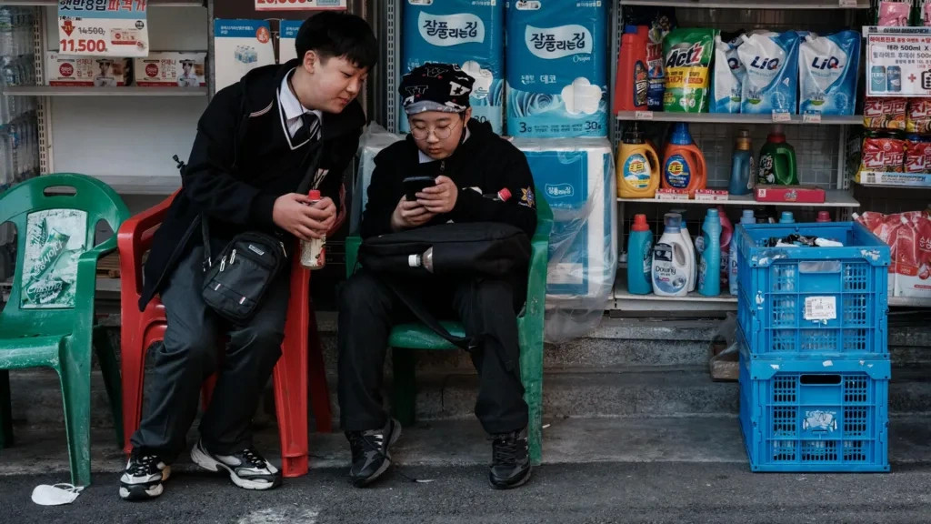 Koreja e Jugut i ndalon telefonat në klasat shkollore