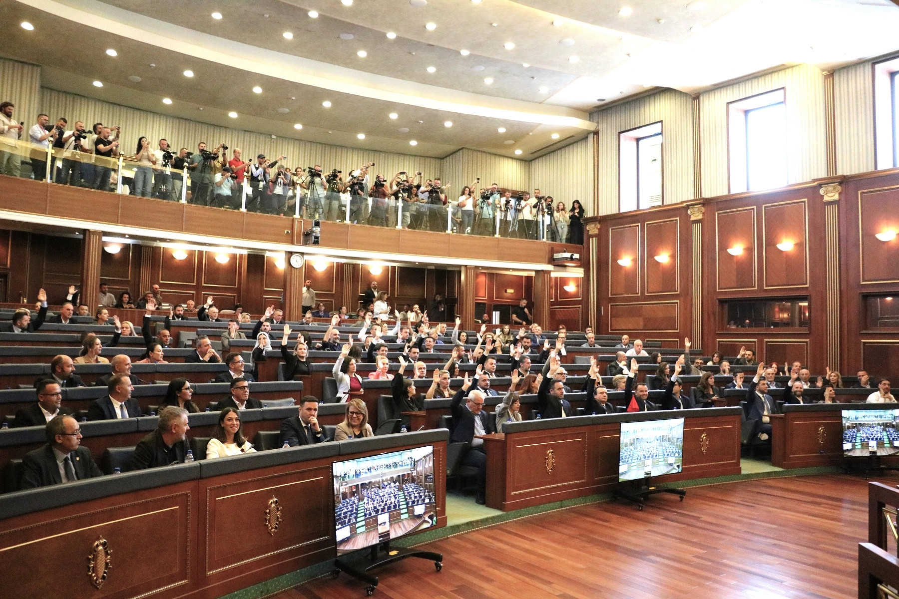 Deputetët mblidhen në përpjekje për të zgjidhur ngërçin e dytë