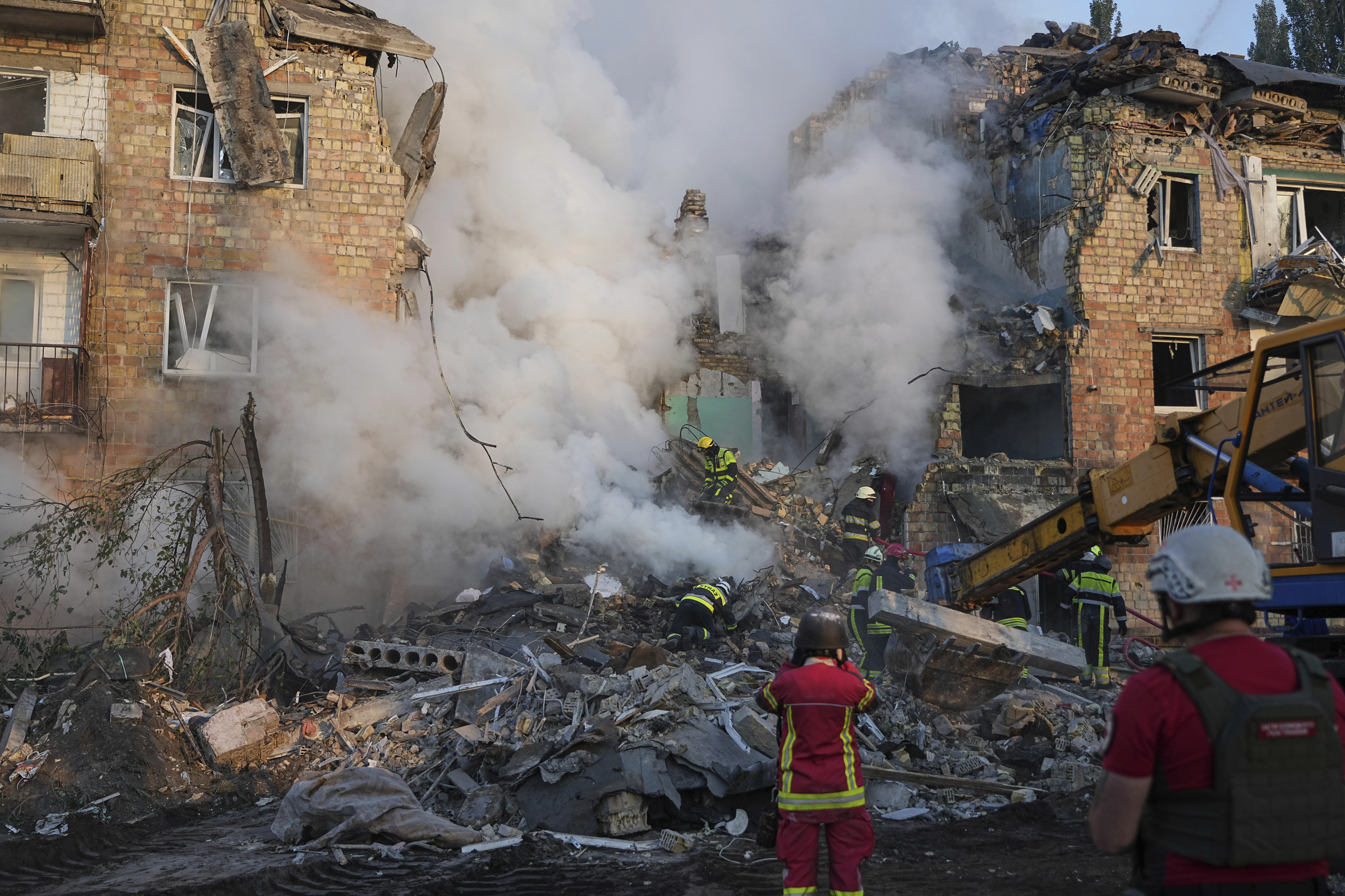 Tetë të vdekur, mes tyre dy fëmijë nga një sulm masiv rus në Kiev