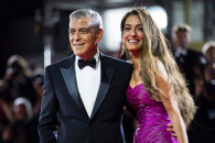 George dhe Amal Clooney në tepihun e kuq të premierës së filmit "Jay Kelly" në festivalin e filmit në Venecia