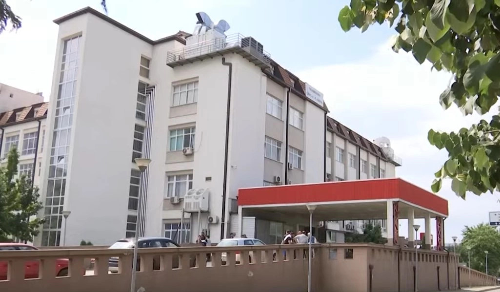 shtetasi-i-huaj-dyshohet-se-u-ther-me-thike-ne-gjakove-dergohet-ne-qkuk-per-trajtim