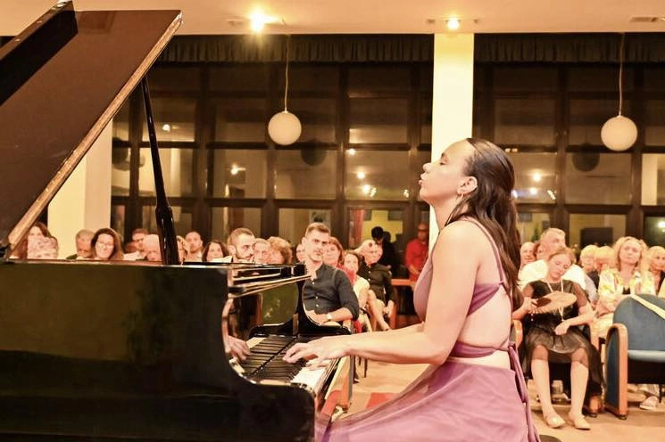 Pjesëmarrja në festivale e sukseset në gara janë bërë të zakonshme për pianisten Melisa Ibrahimi, por çmimi në “Mimas Music Festival” është i veçantë për të