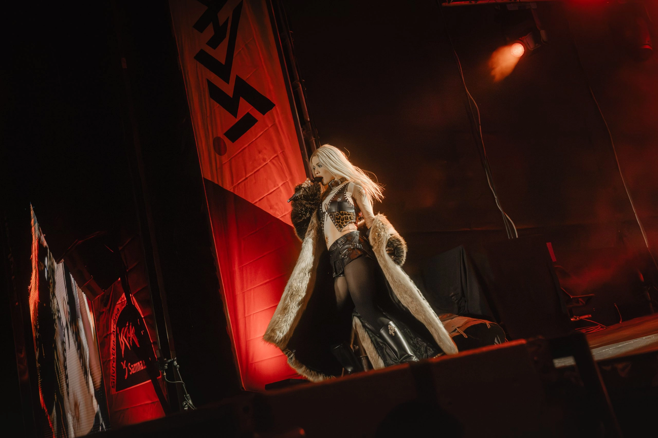 Rita Ora duke performuar në Austri