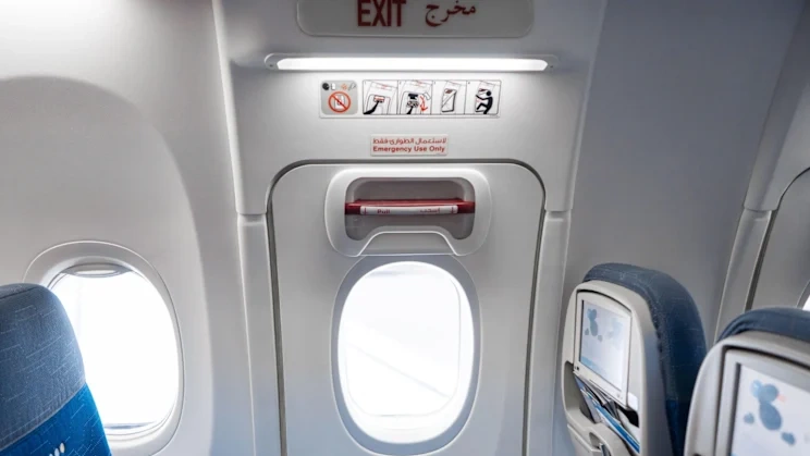 Si shpëtohen pasagjerët përmes derës emergjente në aeroplan?