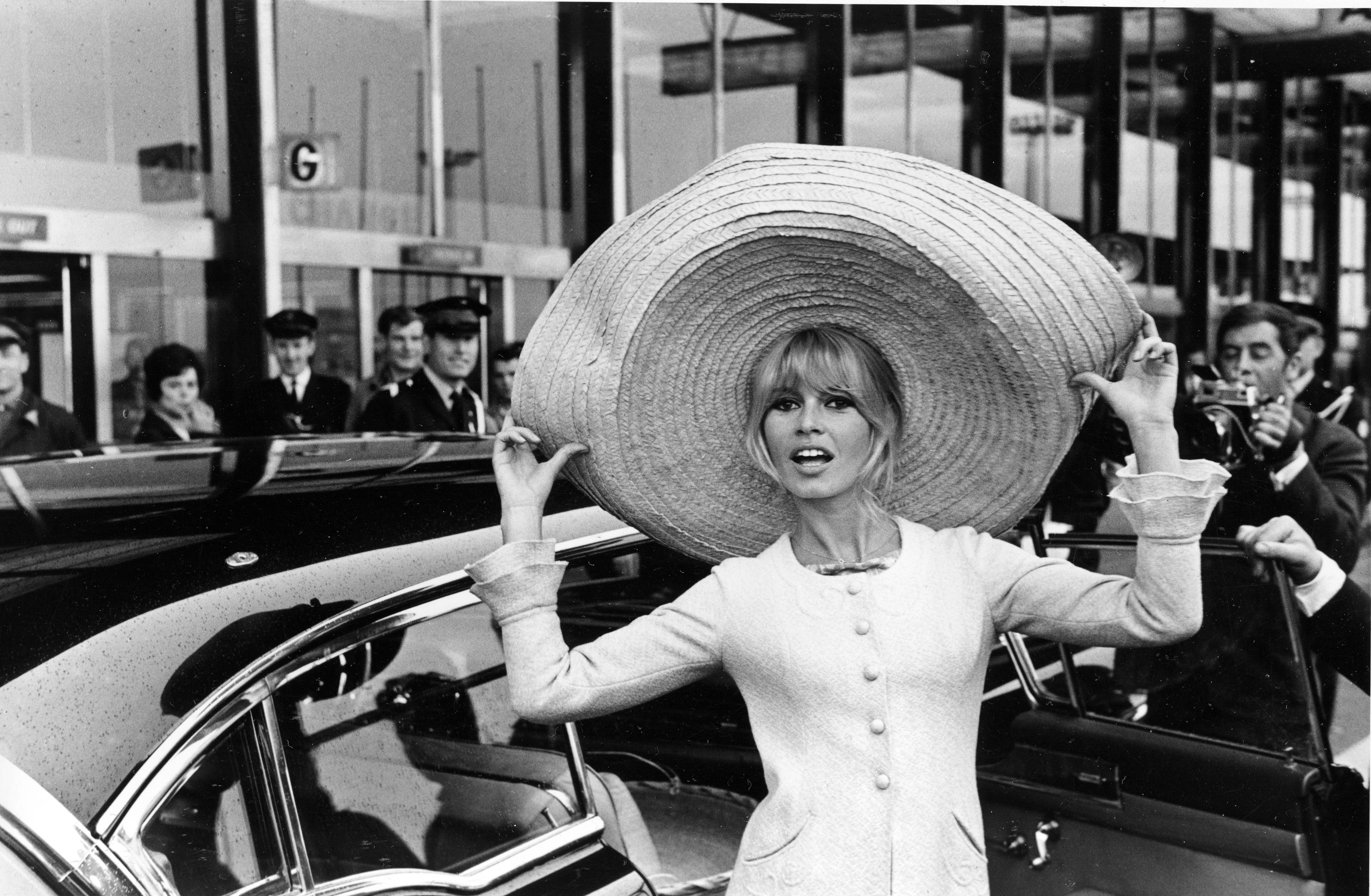 Aktorja franceze Brigitte Bardot duke pozur me një kapelë “sombrero”me strehë të gjerë që e solli nga Meksika, teksa mbërrin në Aeroportin Orly në Paris, Francë, më 27 maj 1965. Bardot kishte qenë në Meksikë duke punuar në prodhimin e filmit “Viva Maria”