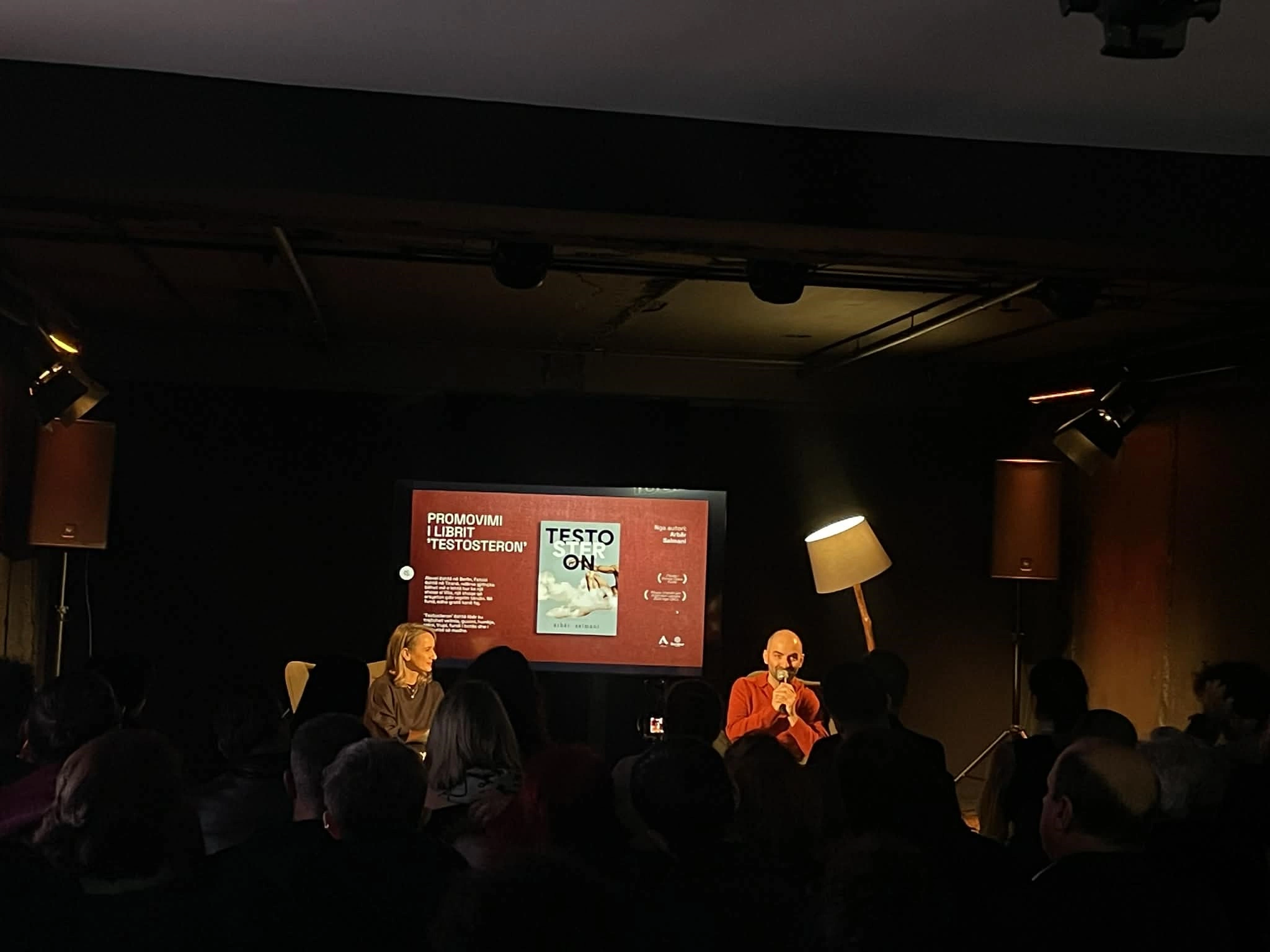 “Është libër ku ka dhunë, vrasje, ndershmëri, tradhti, pabesi, politikanë, nëna, motra. Por do të doja që ‘Testosteronin’ ta lexoni. Është një lexim jo i lehtë, dorën në zemër, por ta le