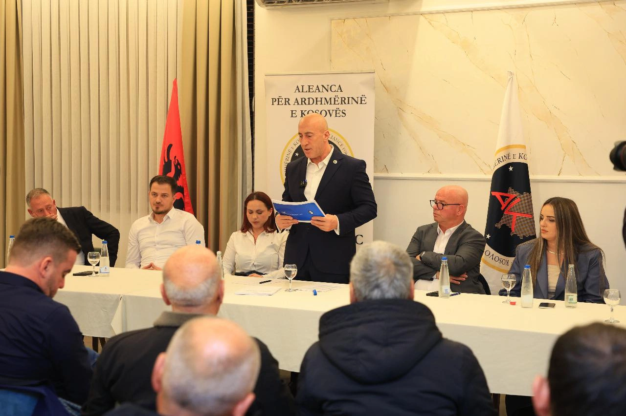 Kandidati i AAK-së, Ramush Haradinaj, gjatë takimit me banorët e Fortesës