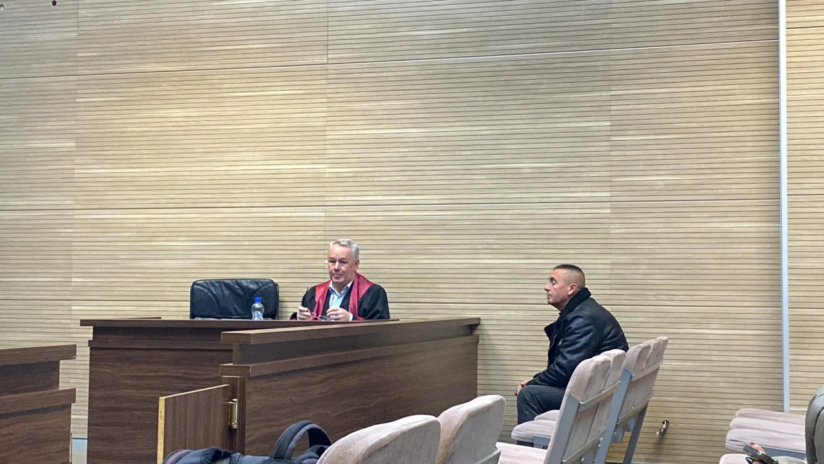 i-akuzuari-per-shitje-te-armes-me-te-cilen-dyshohet-se-u-vra-ademaj-kerkon-ulje-te-denimit