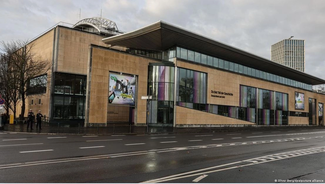 Rreth 3 mijë e 800 eksponatet e ekspozitës i çojnë vizitorët pas në kohë përgjatë tetë dekadave të historisë gjermane, nga fundi i Luftës së Dytë Botërore më 1945 deri në ditët e sotme