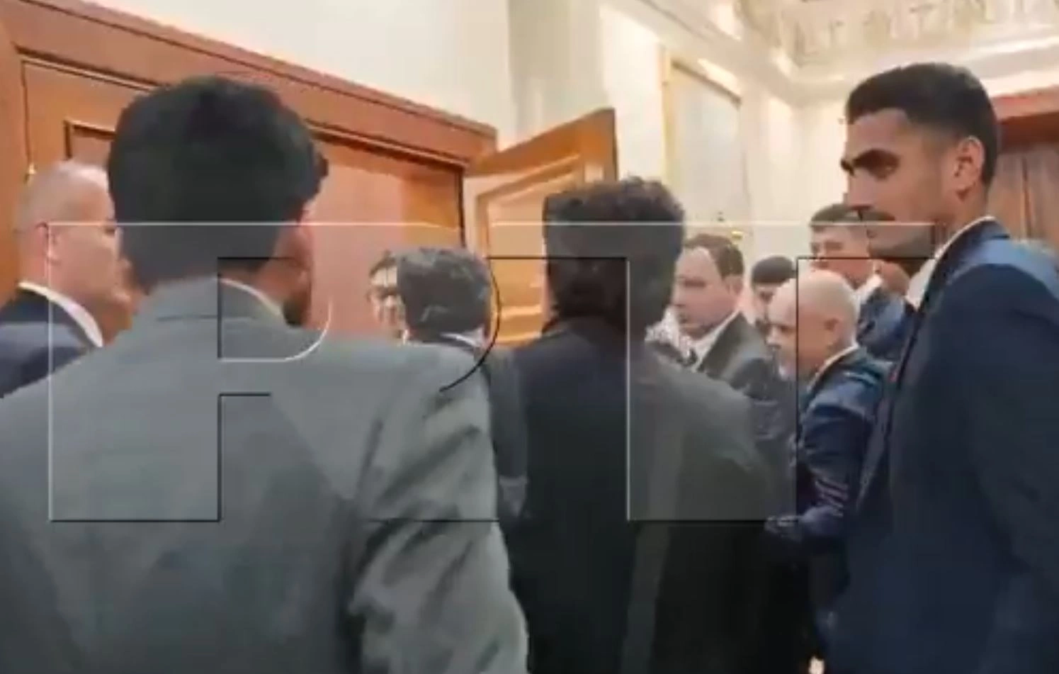 Kryeministri pakistanez lodhet duke pritur, i hyn “pa ftuar” në takim Putinit me Erdoganin