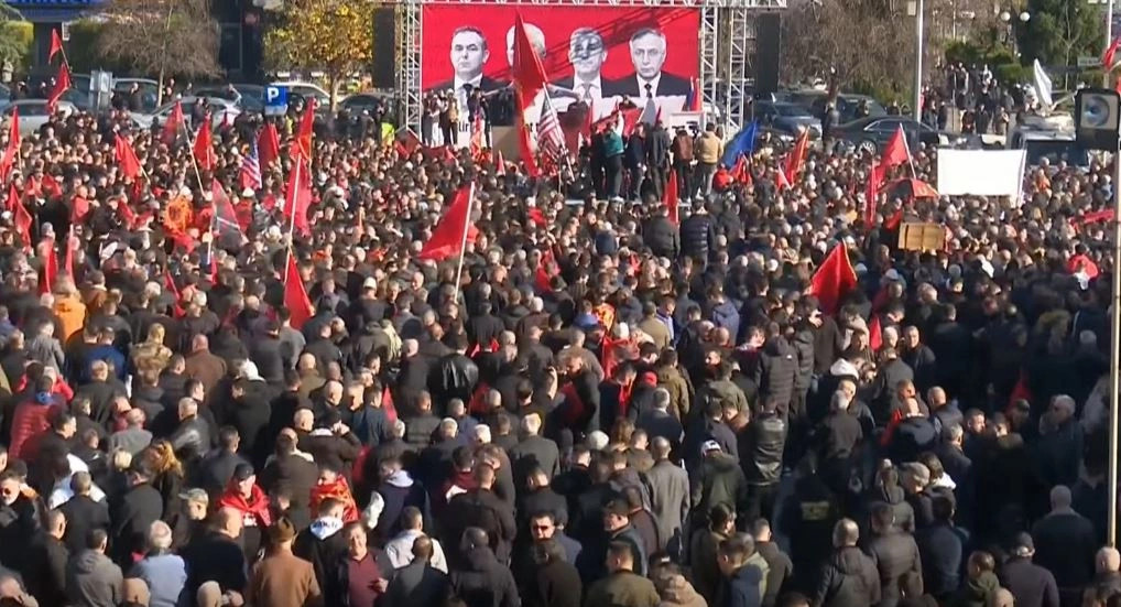 Mijëra protestues në sheshin “Skënderbeu” në Shkup