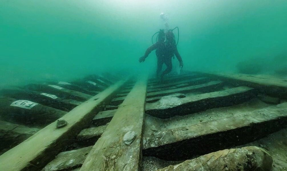 Anija luksoze e përdorur për argëtim, ceremoni dhe rite fetare u zbulua pranë ishullit të fundosur Antirhodos, në portin e madh të dikurshëm të Aleksandrisë antike, Portus Magnus