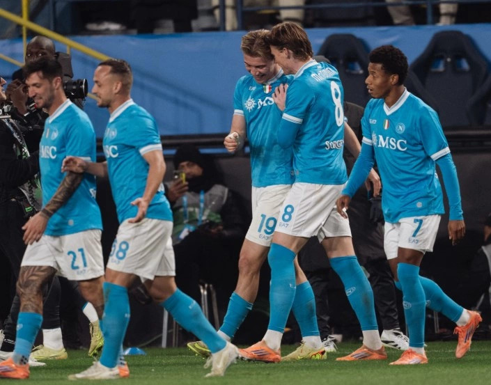 Napoli mposht Milanin dhe kualifikohet në finale