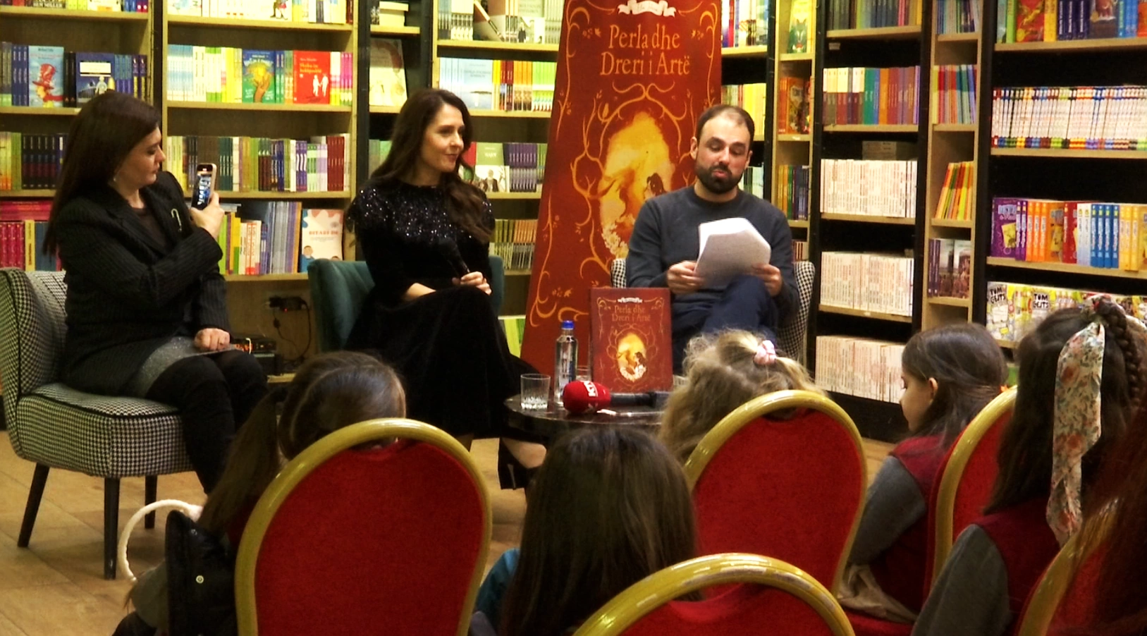 Përurimi i librit “Perla dhe Dreri i Artë” i Elia Zaharias ( në mes) të enjten pasdite në librarinë “Dukagjini”, në Prishtinë