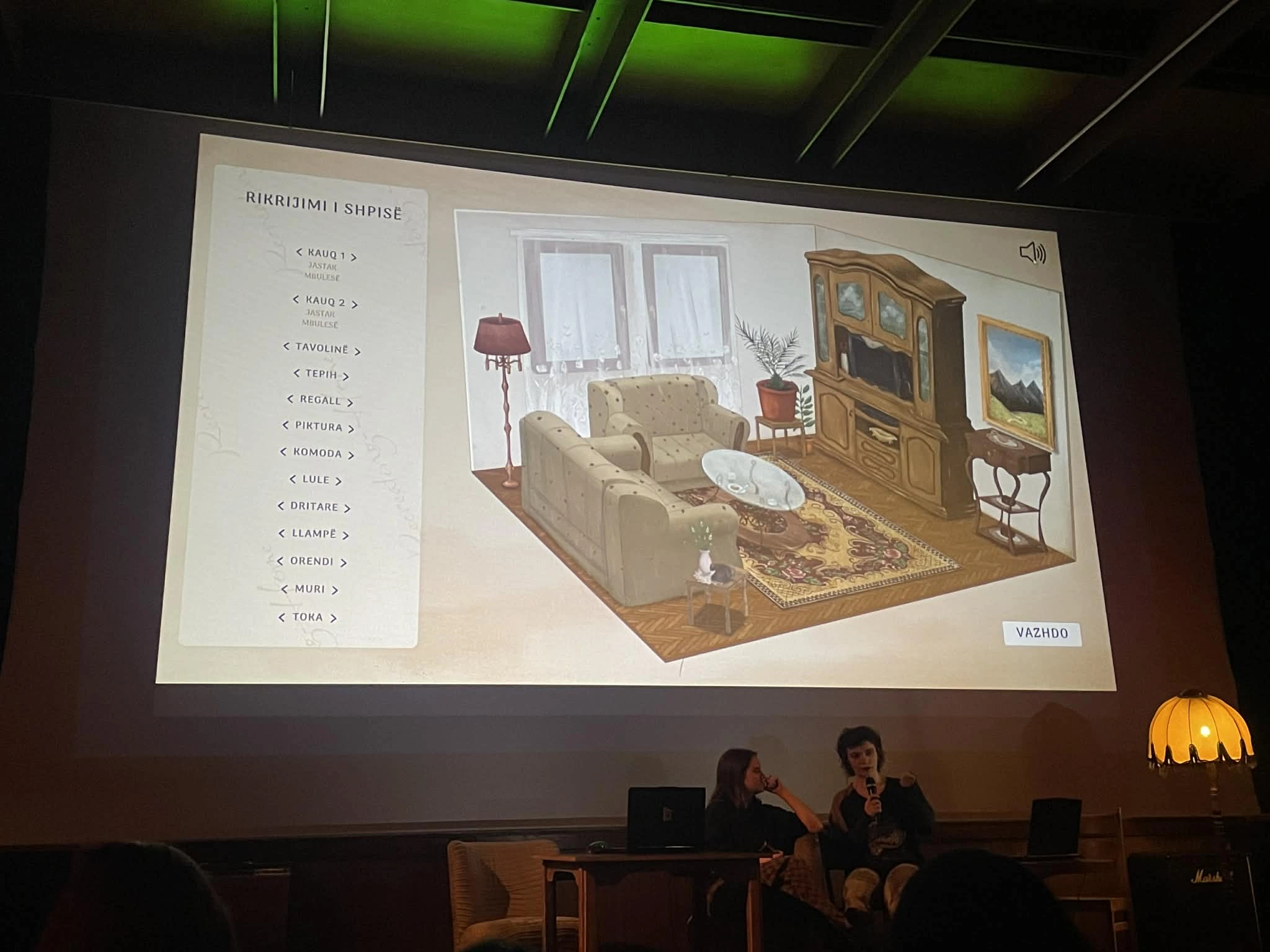 Videoloja “Rikrijimi i shpisë”, si një lloj paraleleje e një loje të ngjashme të fillimviteve 2000, kthen dyfish në kohë, për formën e dikurshme të argëtimit dhe për ambientet e shtëpisë tradicionale