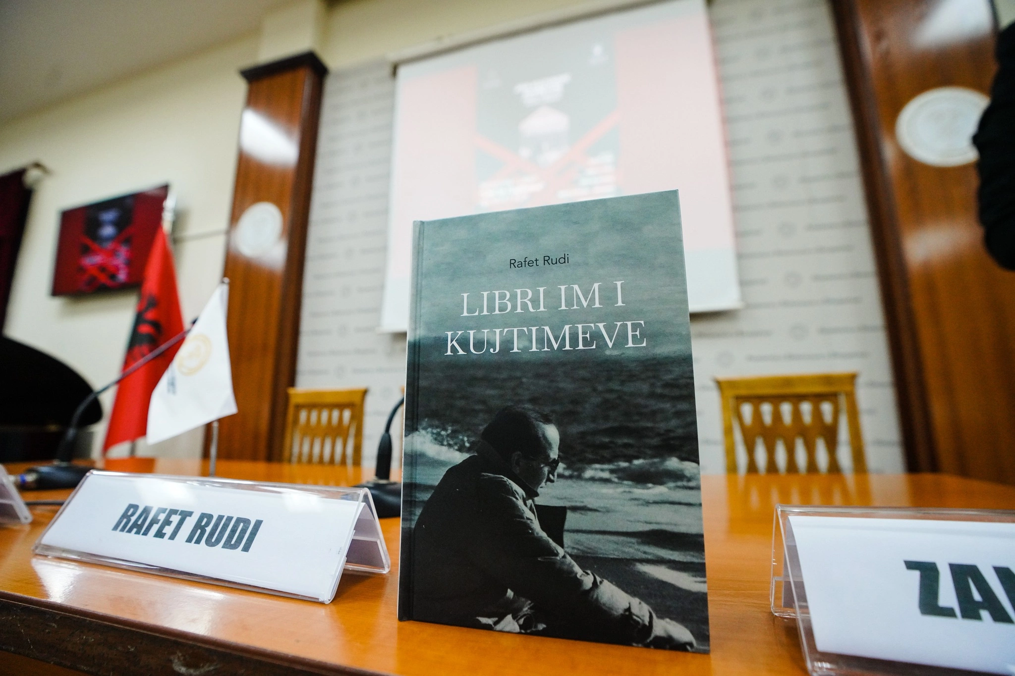 Në një shoqëri ku kujtesa institucionale shpesh është e dobët, kujtimet e individëve si Rafet Rudi ndihmojnë në ndërtimin e një narrativi të përbashkët për identitetin kulturor dhe artistik të Kosovës (Foto: Visar Kadrolli)