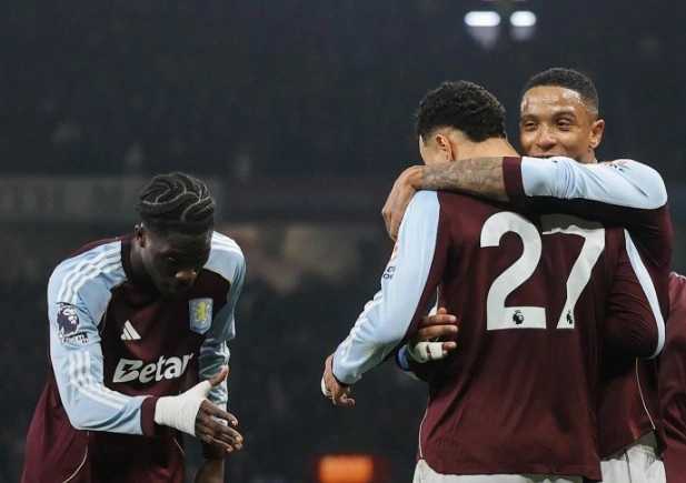 Villa mposht Manchester Unitedin, Rogers vendimtar