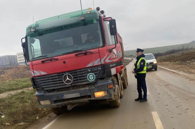 policia-gjobit-me-nga-1-000-euro-kompanite-per-ndotjen-e-rrugeve-me-balte-ne-prishtine