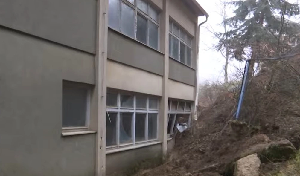 Shkolla "Dom Mikel Tarabulluzin", Letnice - rreshqitje dheu