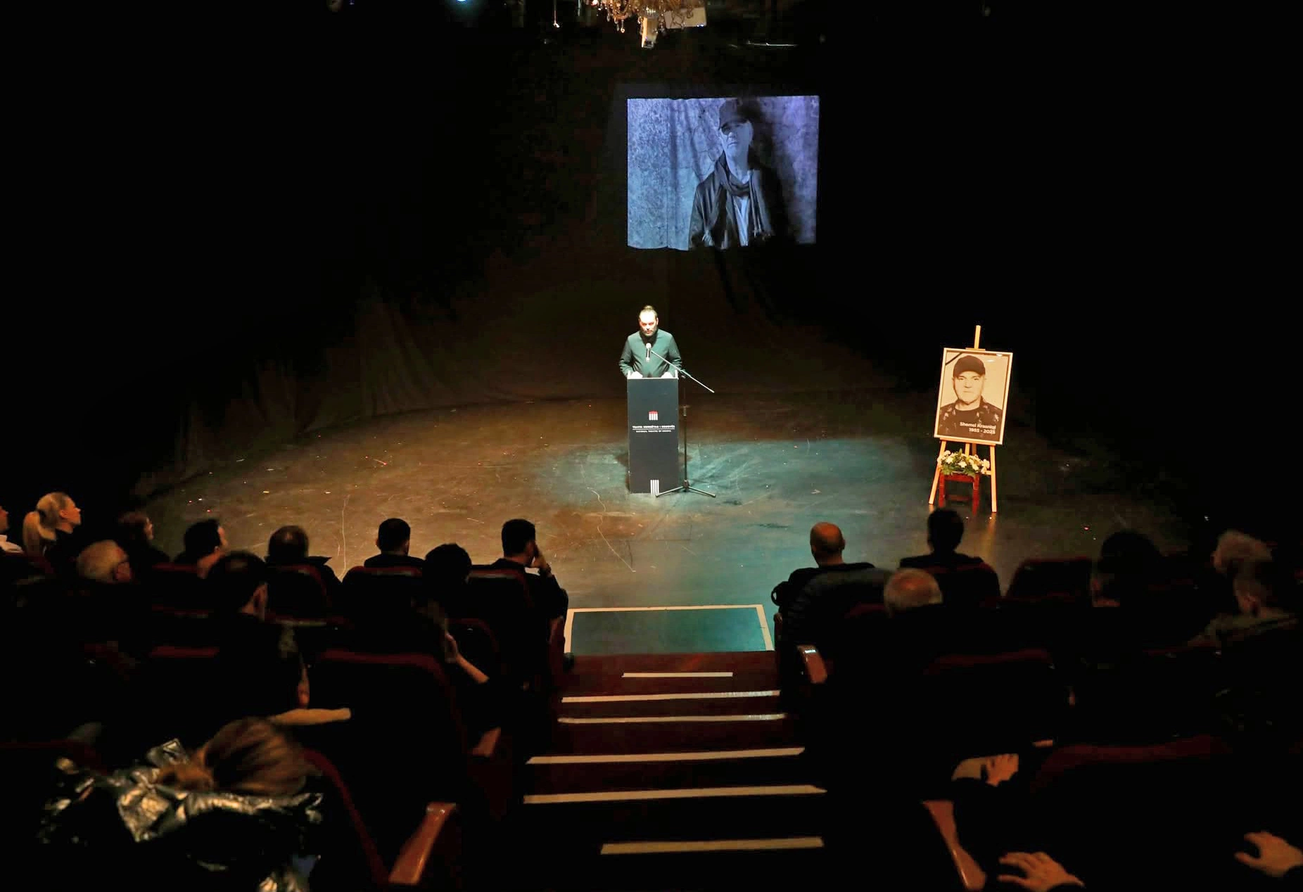 Në Teatrin Kombëtar, heshtja e një minute nuk ishte vetëm nderim. Ishte edhe një dëshmi se trashëgimia e Shemsi Krasniqit nuk matet me repertor e diskografi (Foto: Driton Paçarada)