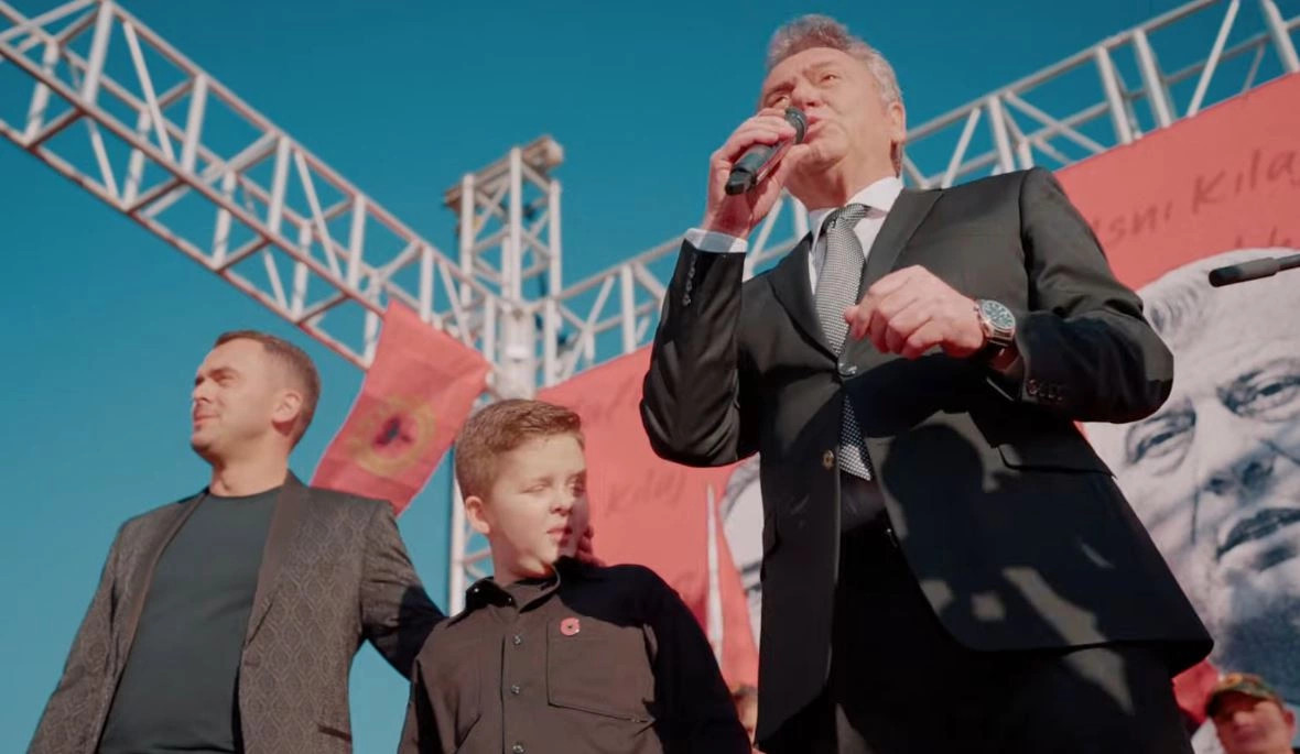 Ilir Shaqiri publikon këngë për çlirimtarët