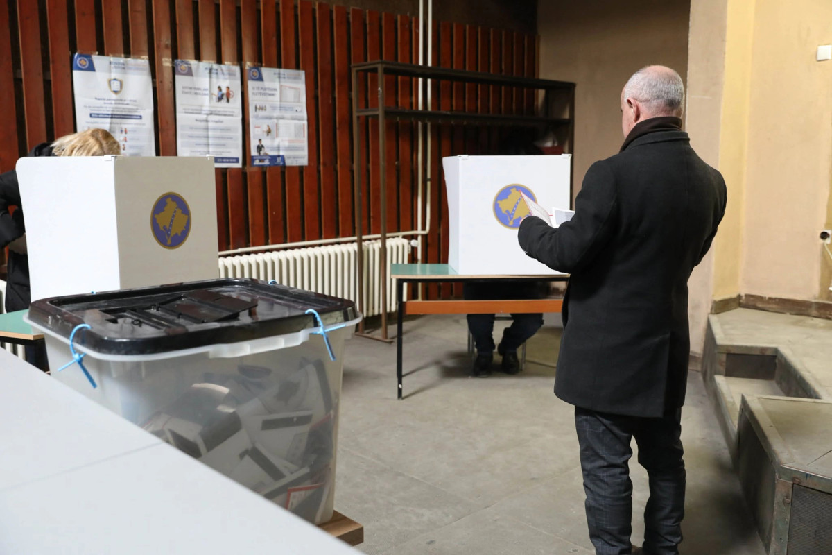 Vështirësi në gjetjen e emrit në listën votuese e fotografime të votës   parregullsitë që gjeti DnV