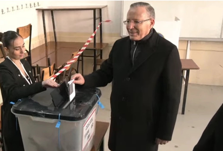 Hamza   qytetarëve  Votoni sipas bindjeve e vullnetit tuaj