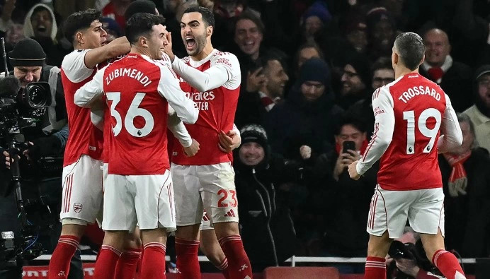 Arsenali fiton shumë thellë derbin anglez