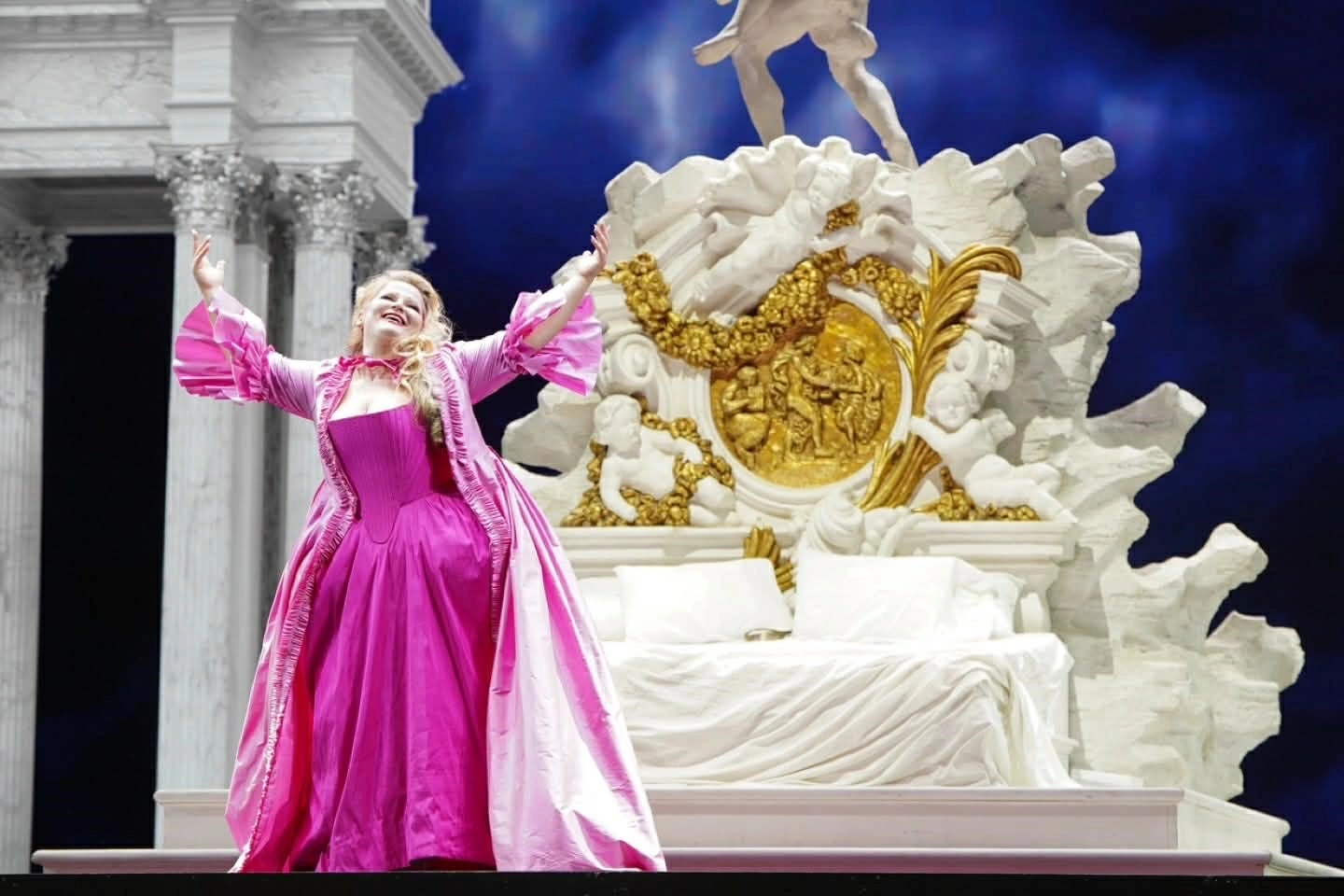 Marigona Qerkezi si Manon në operën “Manon Lescaut” nga Giacomo Puccini në “Teatro Petruzzelli” në Bari të Italisë, në shkurt të vitit 2025