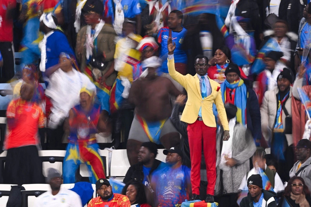 Një tifoz qëndroi 90 minuta si statujë në Kupën e Afrikës