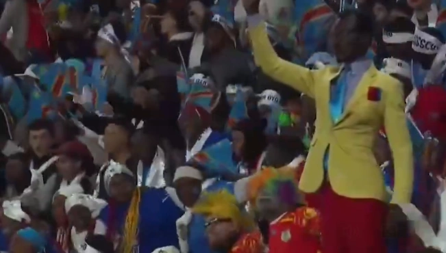 Një tifoz qëndroi 90 minuta si statujë në Kupën e Afrikës