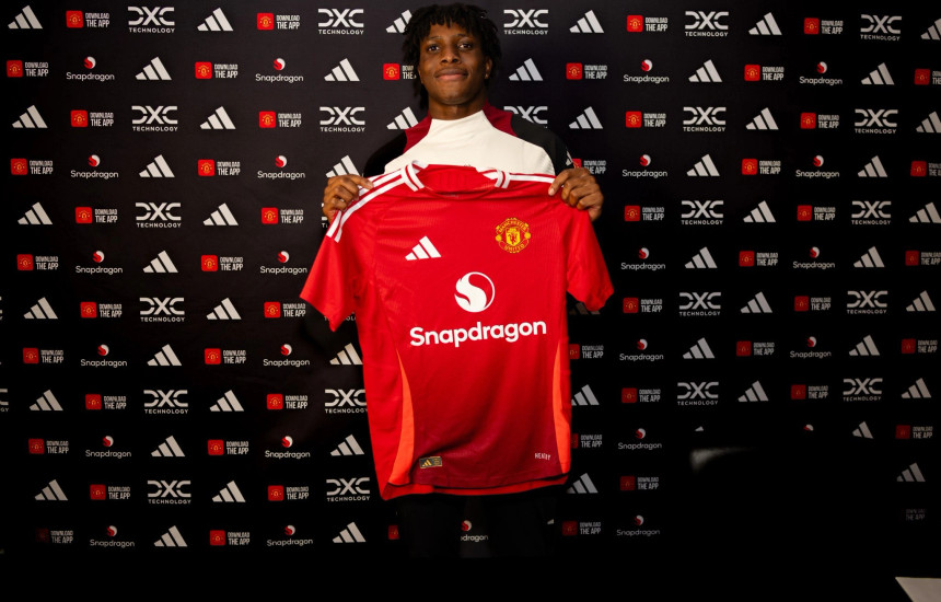 Patrick Dorgu me fanellë të Manchester Unitedit