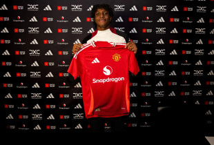 Patrick Dorgu me fanellë të Manchester Unitedit