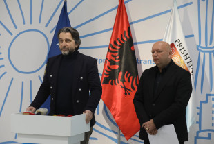 Kryetari i Komunës së Prishtinës, Përparim Rama në konferencë për media me drejtorin e Shërbimeve Publike, Bekim Brestovci