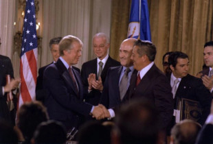 Jimmy Carter dhe gjenerali Omar Torrijos pas nënshkrimit të Traktatit për Kanalin e Panamasë. Washington, 7 shtator, 1977