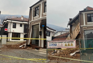 Gërmimi për ndërtimin e një objekti ka shkaktuar telashe në strukturën e ndërtesës në parcelën fqinje, duke bërë që të shembet muri e të rrezikohet edhe pjesa tjetër e asaj shtëpie në rrugën “Marin Barleti” brenda Qendrës Historike të Prizrenit