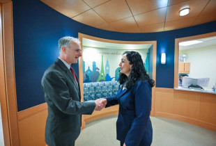 Vjosa Osmani dhe Louis Bono