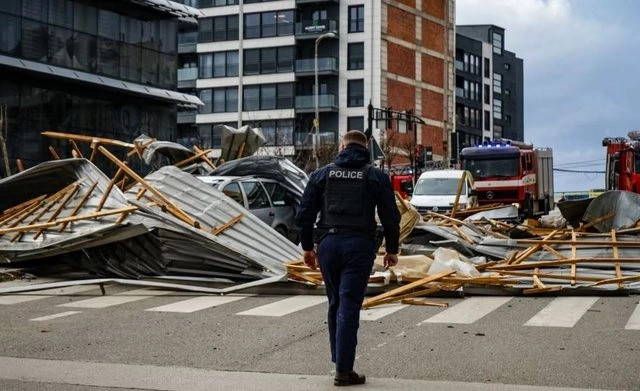 rënien e çatisë së objektit të Komunës së Prishtinës