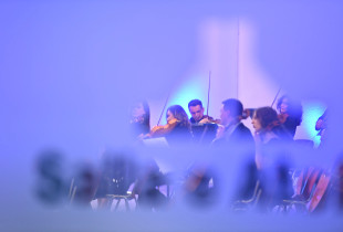Kultura institucionale varet kryekëput prej politikave kulturore për sa u përket buxhetit e infrastrukturës. Në foto: Filharmonia e Kosovës në Atelienë Pallatit të Rinisë, i cili kaherë s’i plotëson kushtet për ngjarje të tilla (Foto: Arben Llapashtica)